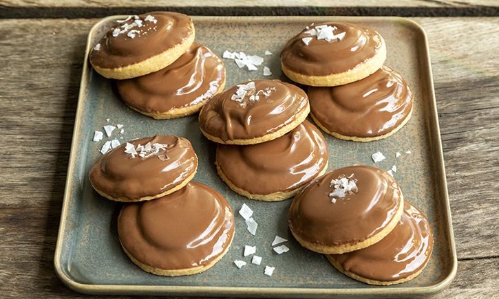 Φτιάχνουμε με τα παιδιά τραγανά μπισκότα με καραμέλα και σοκολάτα