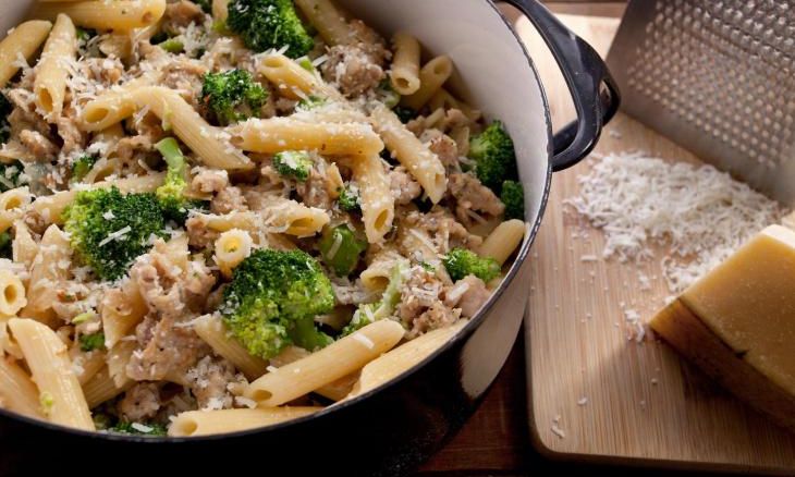 Πένες με λουκάνικο - Το μόνο που θα χρειαστείτε είναι 15min και μία κατσαρόλα