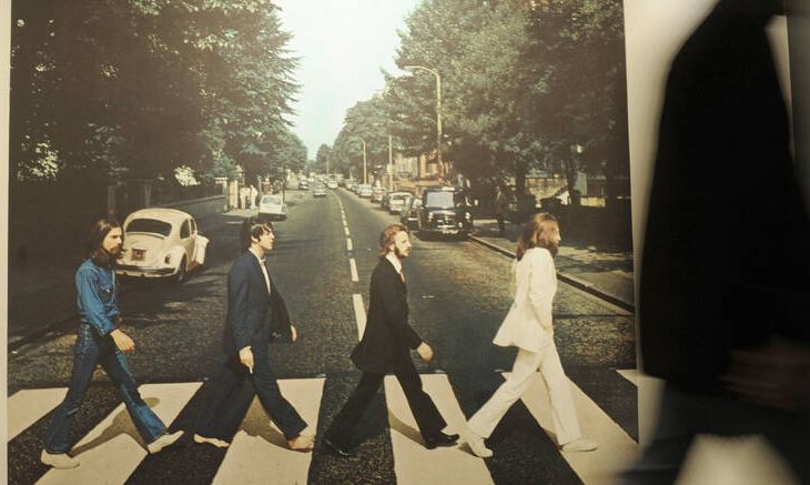 50 χρόνια από το Abbey Road, οι φαν των Beatles τούς τιμούν στη διάσημη διάβαση