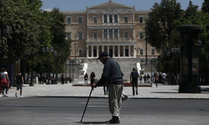 Τα μέτωπα κατά του κορωνοϊού: «Μάχες» σε πλατείες αλλά και για την οικονομία