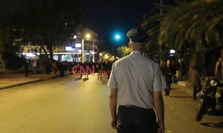 Συνωστισμός σε πλατείες, ποτό στο χέρι και εντάσεις: Προβληματισμός μετά την άρση των μέτρων