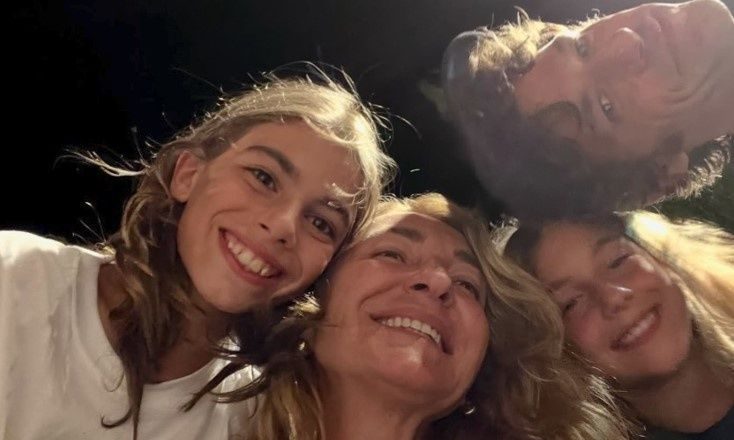 Η Ρούλα Ρέβη και ο Αποστόλης Τότσικας απολαμβάνουν τις διακοπές με τα παιδιά τους στην Τήνο