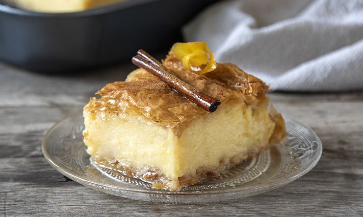 Συνταγή για γαλακτομπούρεκο με αφράτη κρέμα και αμύγδαλα