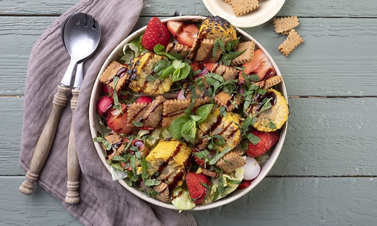 Απίστευτη ανοιξιάτικη σαλάτα με κράκερ βαλσάμικου