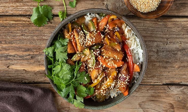 Εύκολη συνταγή για γλυκόξινο stir fry με vegan nuggets