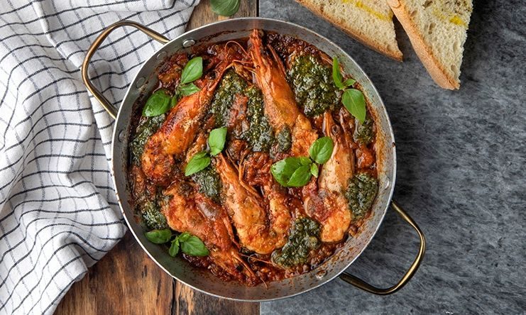 Γαρίδες σαγανάκι με πέστο βασιλικού - Αξίζει να δοκιμάσετε αυτή τη συνταγή