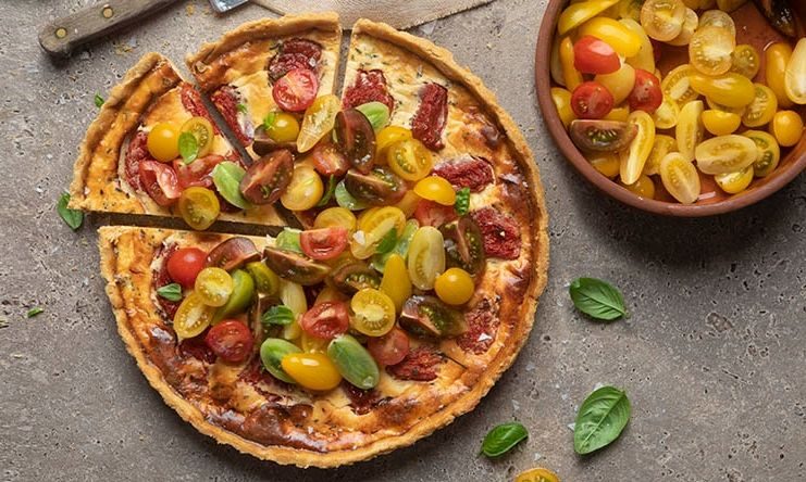 Καλοκαιρινή τάρτα ντομάτας με χειροποίητη ζύμη