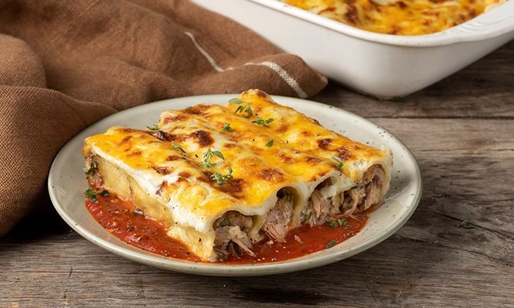 Λαχταριστά κανελόνια με pulled pork και σάλτσα ντομάτας