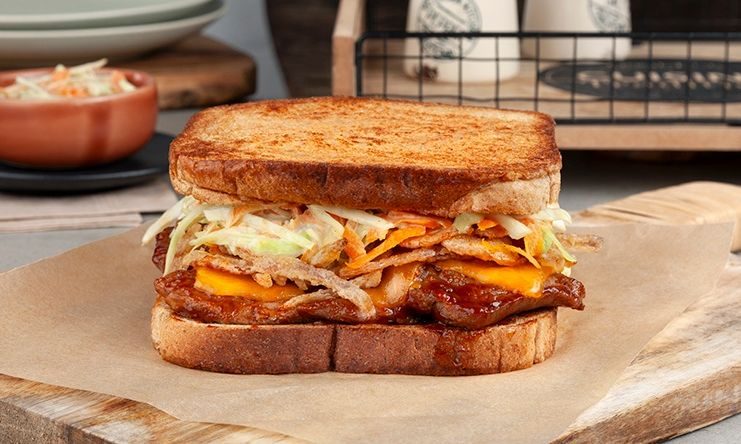 Τοστ με μπριζολάκια BBQ που περίσσεψαν από την Τσικνοπέμπτη