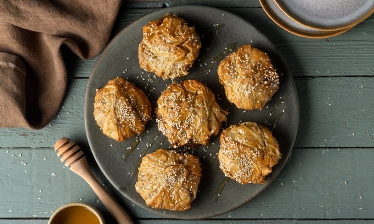 Η πιο νόστιμη συνταγή για χαλβαδοπιτάκια με φύλλο κρούστας είναι αυτή