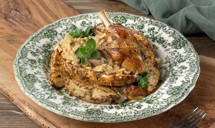 Πασχαλινό τραπέζι: Λαχταριστό κατσικάκι με κρούστα γιαουρτιού και πατάτες στον φούρνο