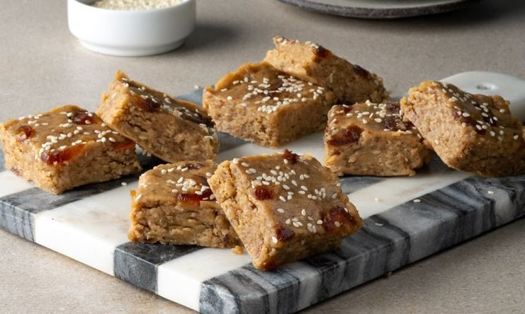 Εύκολες γλυκιές μπάρες χωρίς ζάχαρη και ψήσιμο; Ναι, με ταχίνι και χουρμάδες