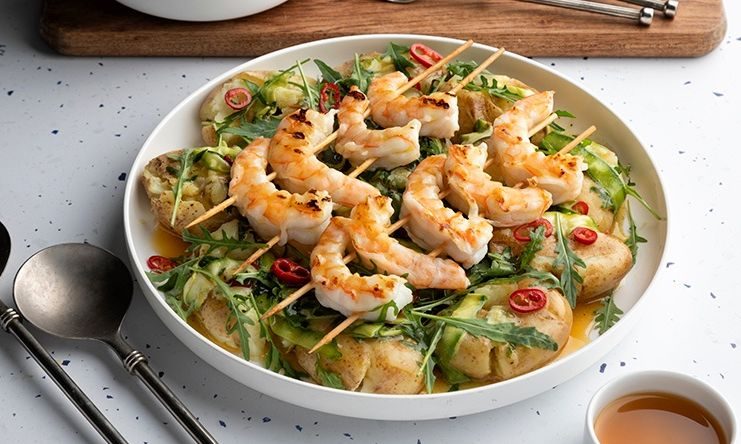 Εύκολη και νόστιμη πατατοσαλάτα με ψητές γαρίδες