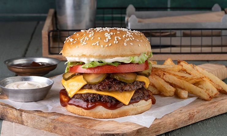 Smashed burgers: Πώς θα φτιάξετε μέσα σε λίγα λεπτά τα πιο ζουμερά μπιφτέκια