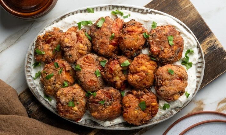 Καλοκαιρινή συνταγή: Ντοματοκεφτέδες από ντοματίνια με μους φέτας