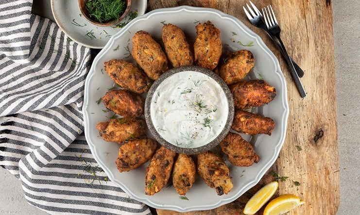 Μελιτζανοκεφτέδες με μυρωδικά και σος γιαουρτιού - Αξίζει να τους δοκιμάσετε