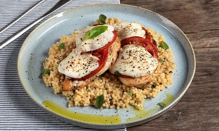 Καλοκαιρινό κοτόπουλο με βασιλικό και μοτσαρέλα