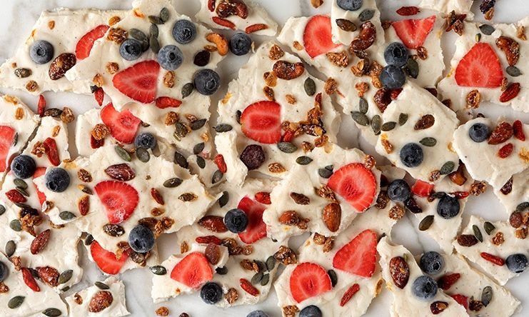 Σπιτικές μπάρες γιαουρτιού με μέλι, σπιτική γκρανόλα και φρούτα