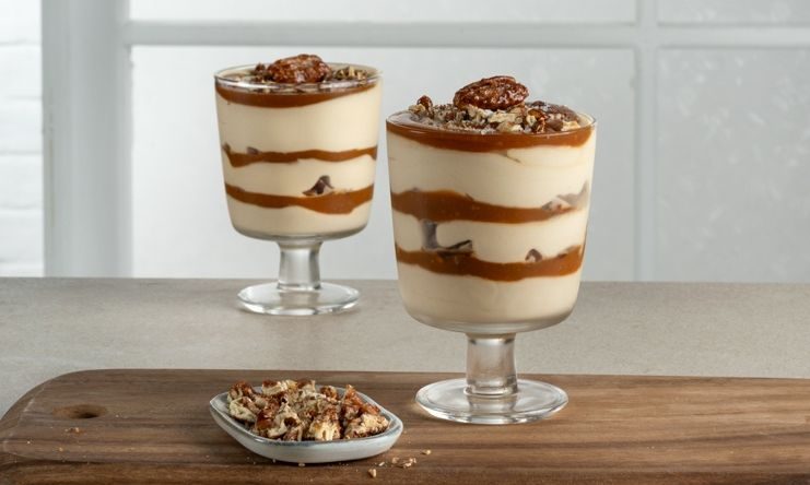 Παγωτό με καραμελωμένα πεκάν και σάλτσα καραμέλας χωρίς παγωτομηχανή