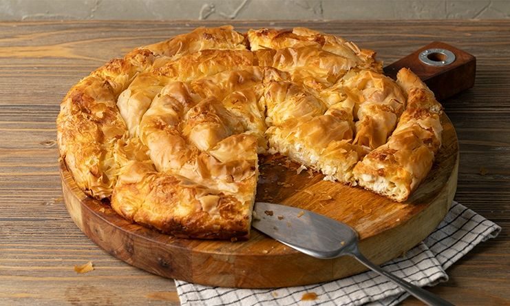 Συνταγή για μπανίτσα με φέτα (βουλγάρικη τυρόπιτα) - Τραγανή και πολύ χορταστική