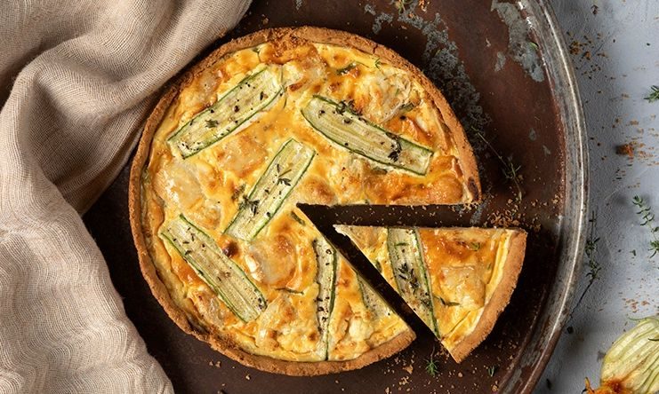 Εύκολη τάρτα με κολοκυθάκια και βάση από παξιμάδια