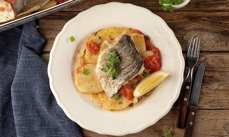 Λαβράκι πλακί: Μια καλοκαιρινή συνταγή του Άκη που σίγουρα θα σας αρέσει