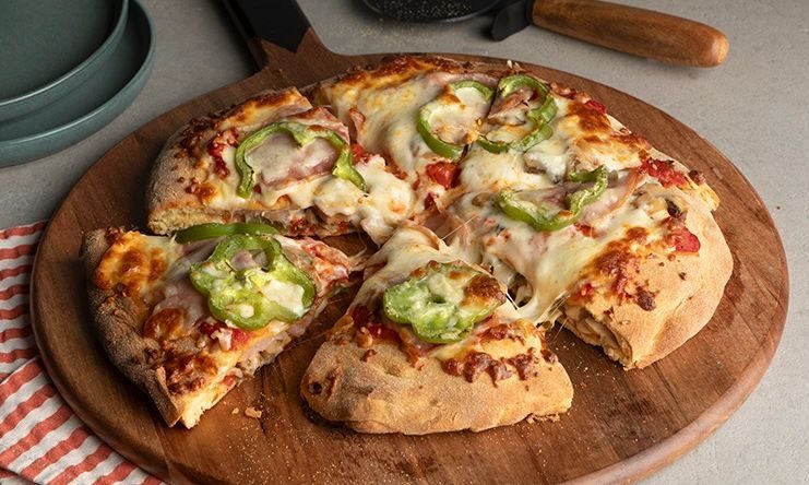 Διπλή, σκεπαστή, απίστευτη πίτσα – Η συνταγή του Άκη που θα θες να φτιάχνεις κάθε μέρα