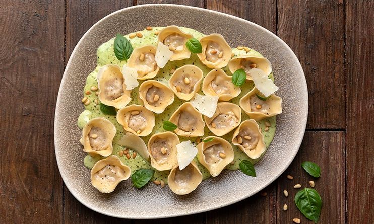 Σπιτικά καπελέτι με κιμά κοτόπουλου και σάλτσα βασιλικού