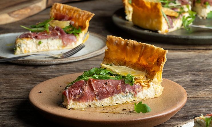 Αλμυρή τάρτα με γιαούρτι, blue cheese και προσούτο