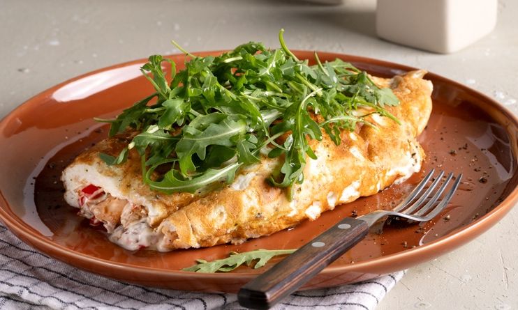 Τυλιχτή ομελέτα με ασπράδια, τυρί κρέμα, γαλοπούλα και λαχανικά