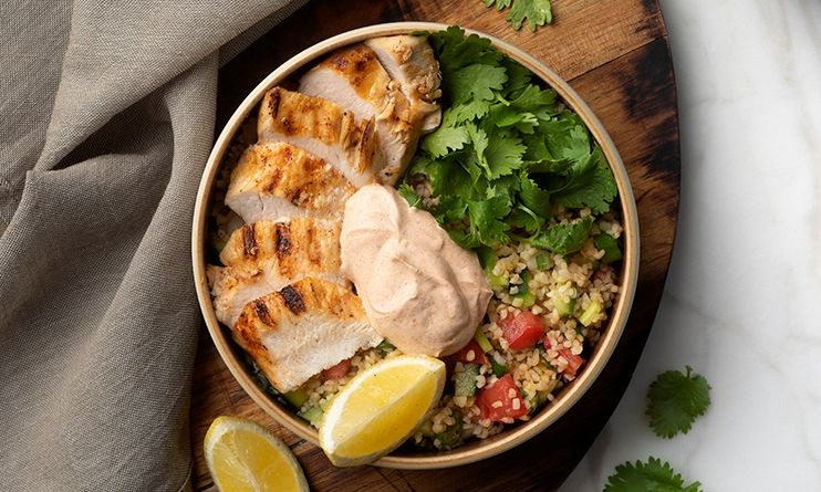 Ψητό κοτόπουλο με σαλάτα από πλιγούρι και σος γιαουρτιού