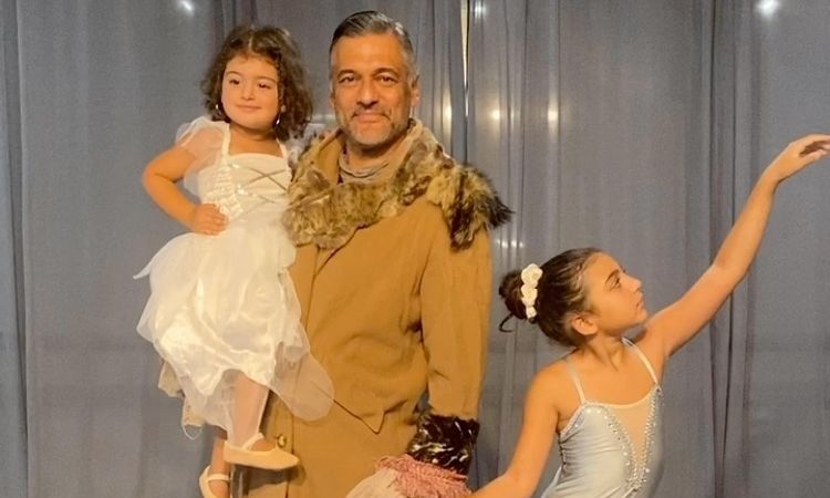 Στέλιος Κρητικός: Η γλυκιά χριστουγεννιάτικη φωτογραφία με τις κόρες του