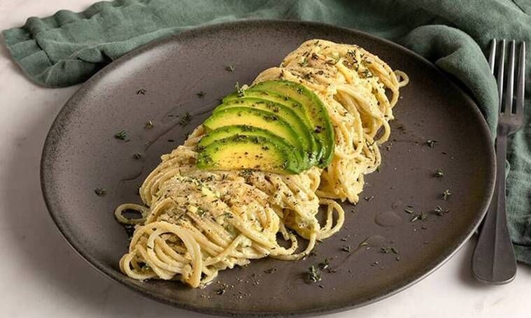 Σπαγγέτι με τυρί κρέμα και αβοκάντο σε 10'