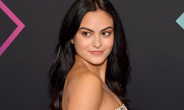 Δες τι χρησιμοποίησε η Camila Mendes για beauty blender