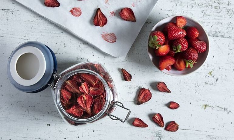 Αποξηραμένες φράουλες - Αυτή είναι η συνταγή του Άκη Πετρετζίκη