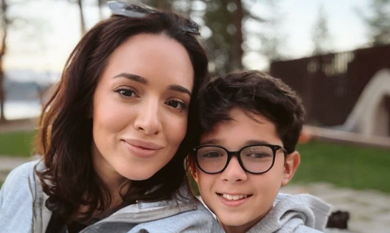 Η Καλομοίρα απολαμβάνει το καλοκαίρι στη λίμνη Tahoe φτιάχνοντας s’mores με τα παιδιά της