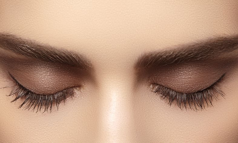 Δείτε πώς θα σχηματίζετε σωστά τη γραμμή του eyeliner