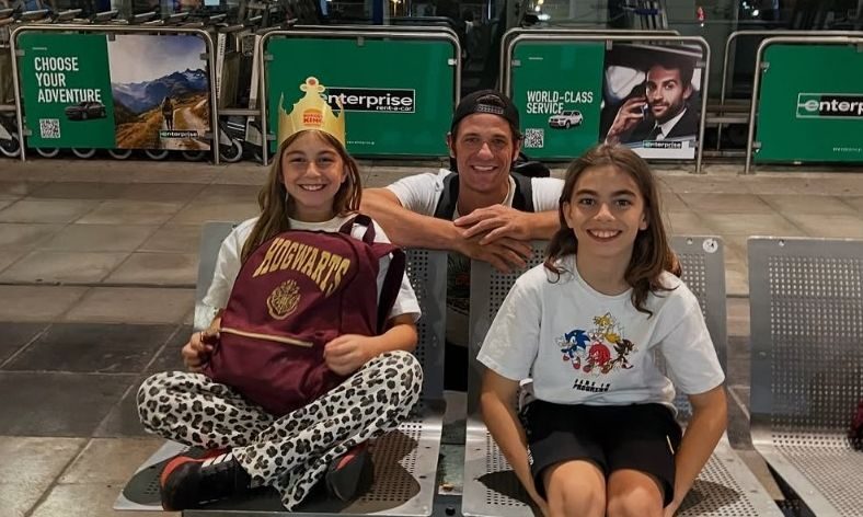 Ρούλα Ρέβη - Αποστόλης Τότσικας: Καλοκαιρινές διακοπές με τα δίδυμα στην Βαρκελώνη