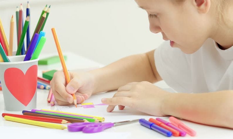 Χειροτεχνίες για κορίτσια: Λουλούδια με χρυσόσκονη