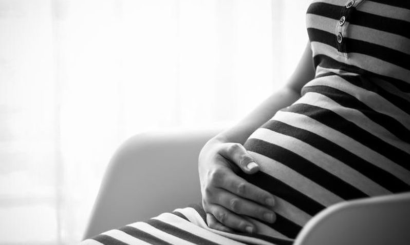 Ηλικία τεκνοποίησης μητέρας: Πώς επηρεάζει το πότε θα αποκτήσει παιδί η κόρη