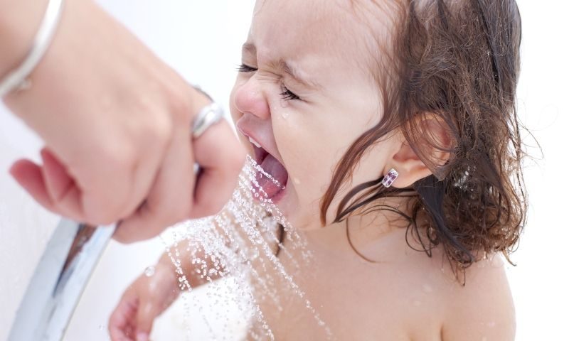 Τι να κάνετε αν το μωρό διαμαρτύρεται όταν κάνει μπάνιο;