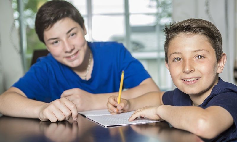 Γιατί τα πρωτότοκα παιδιά είναι πιο ευφυή; Τι υποστηρίζει νέα έρευνα