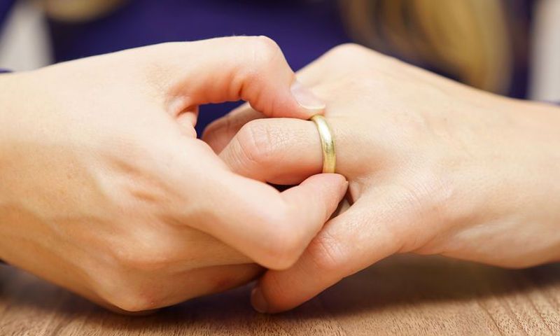 Πρησμένα δάχτυλα χεριών: 10 πιθανές αιτίες & πότε να ανησυχήσετε (pics)