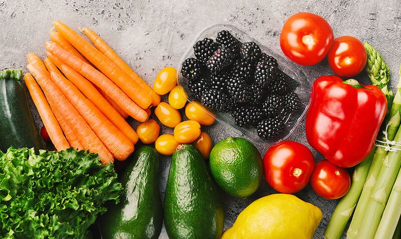 10 τροφές για να φαίνεστε 10 χρόνια νεότεροι (video)