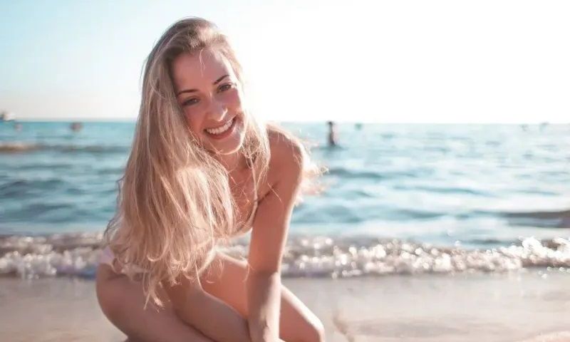 Πολύτιμα tips για να παραμείνει λαμπερό το χρώμα των βαμμένων μαλλιών σου όλο το καλοκαίρι