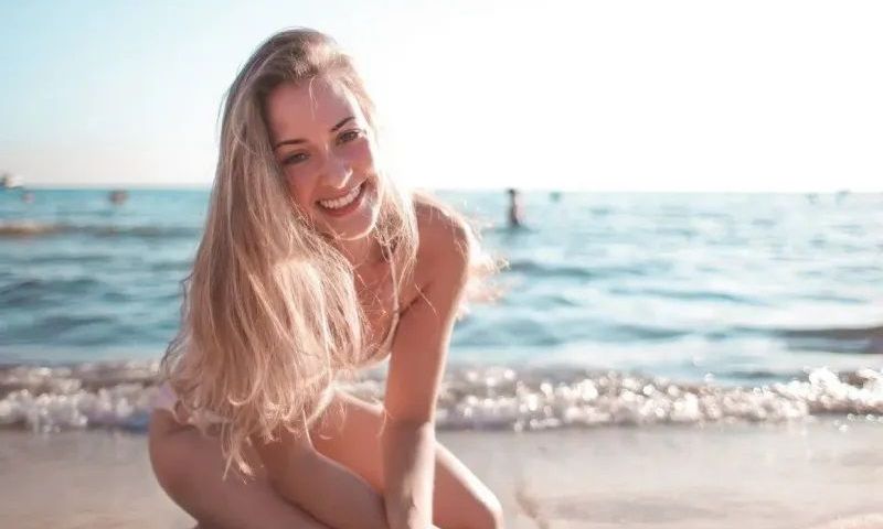 Πολύτιμα tips για να παραμείνει λαμπερό το χρώμα των βαμμένων μαλλιών σου όλο το καλοκαίρι