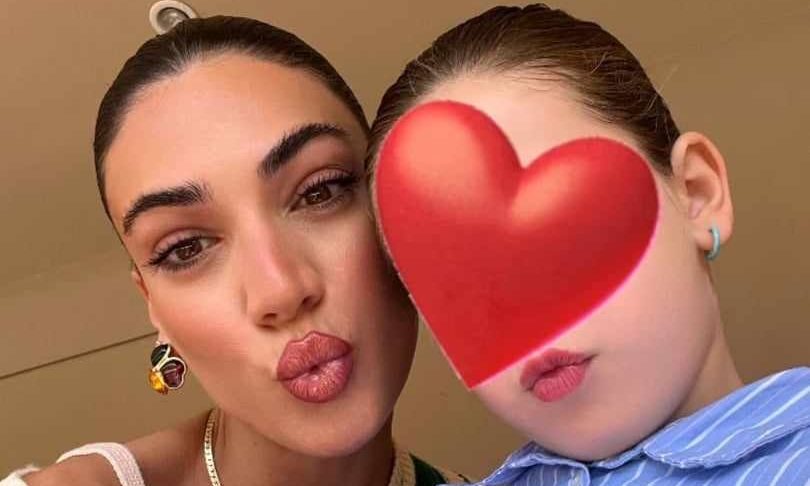 Η Ήβη Αδάμου κατέγραψε τον πιο επικό διάλογο γιαγιάς–εγγονής. Εσύ λες τη γιαγιά «bro»;