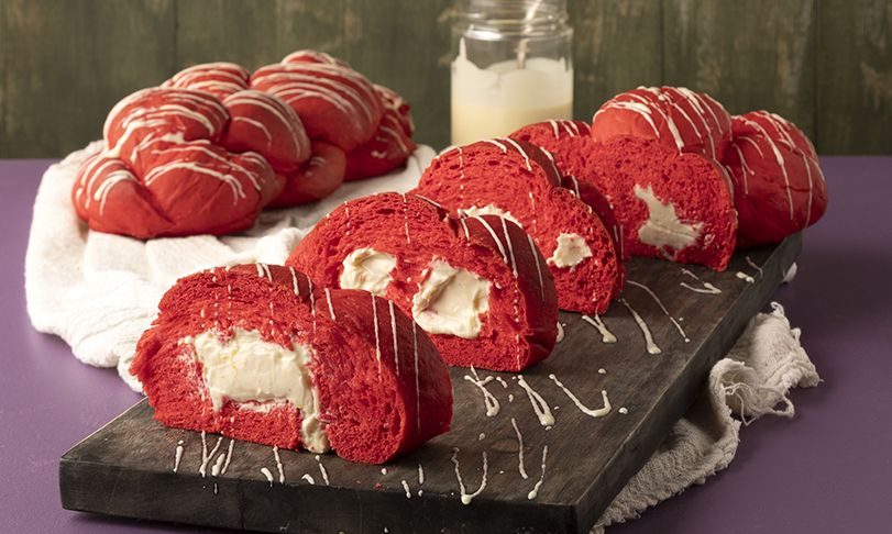 Γεμιστό τσουρέκι red velvet - Απίστευτη γέμιση και απίθανη επικάλυψη