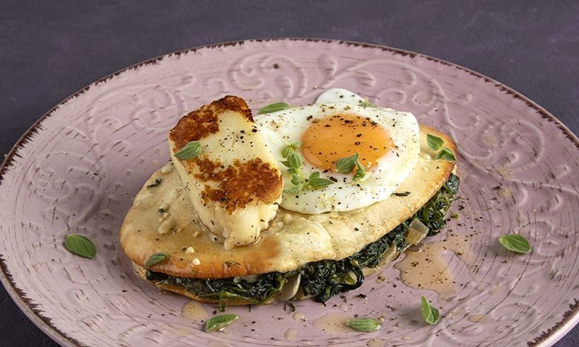 Κυπριακά αβγά φλωρεντίν με χαλούμι