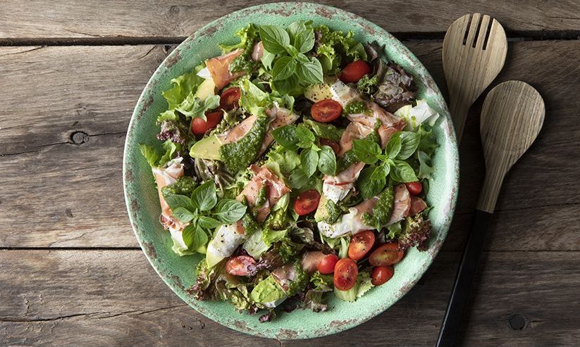 Ιταλική σαλάτα με προσούτο και μοτσαρέλα – Πανεύκολη και δροσερή